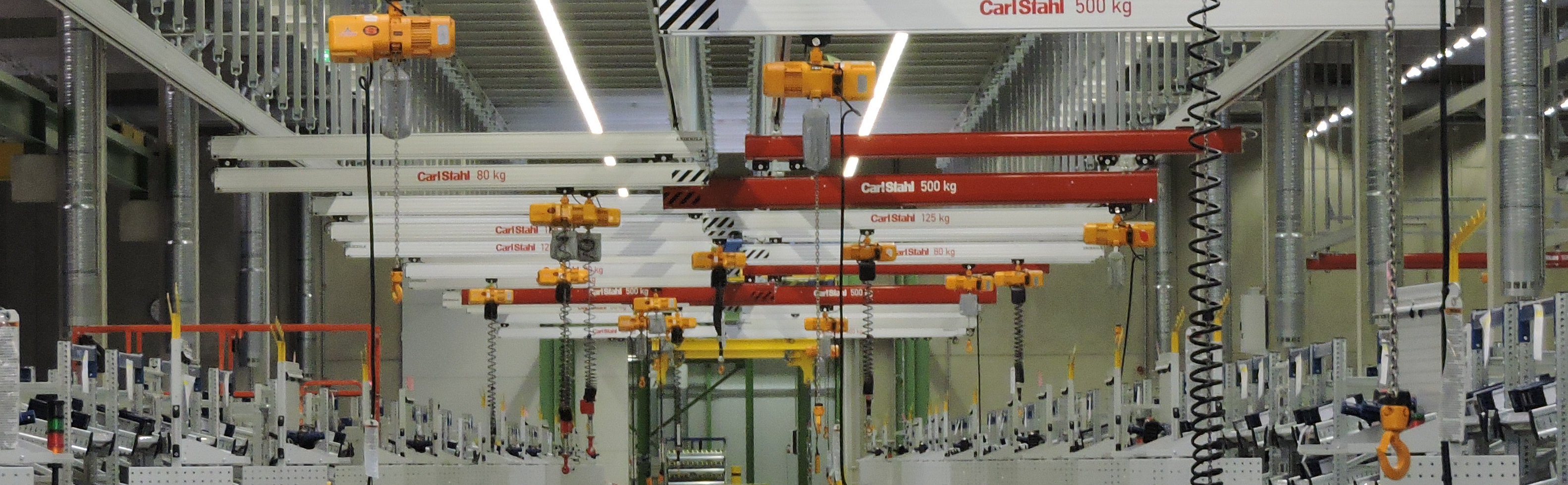 Industrielle Fertigungslinie mit Hebezeugen